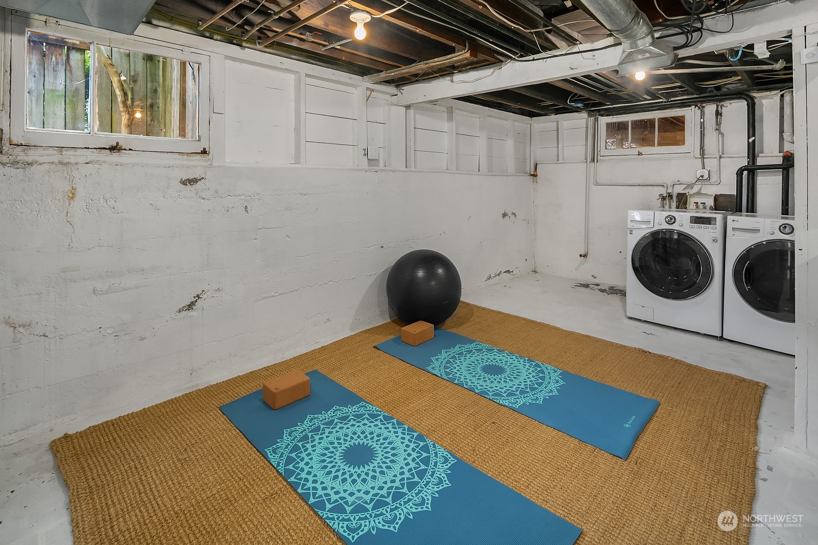 401 20th Avenue Seattle, WA 98122 - Photo 21 of 28 a bedroom with a bed and a stove
