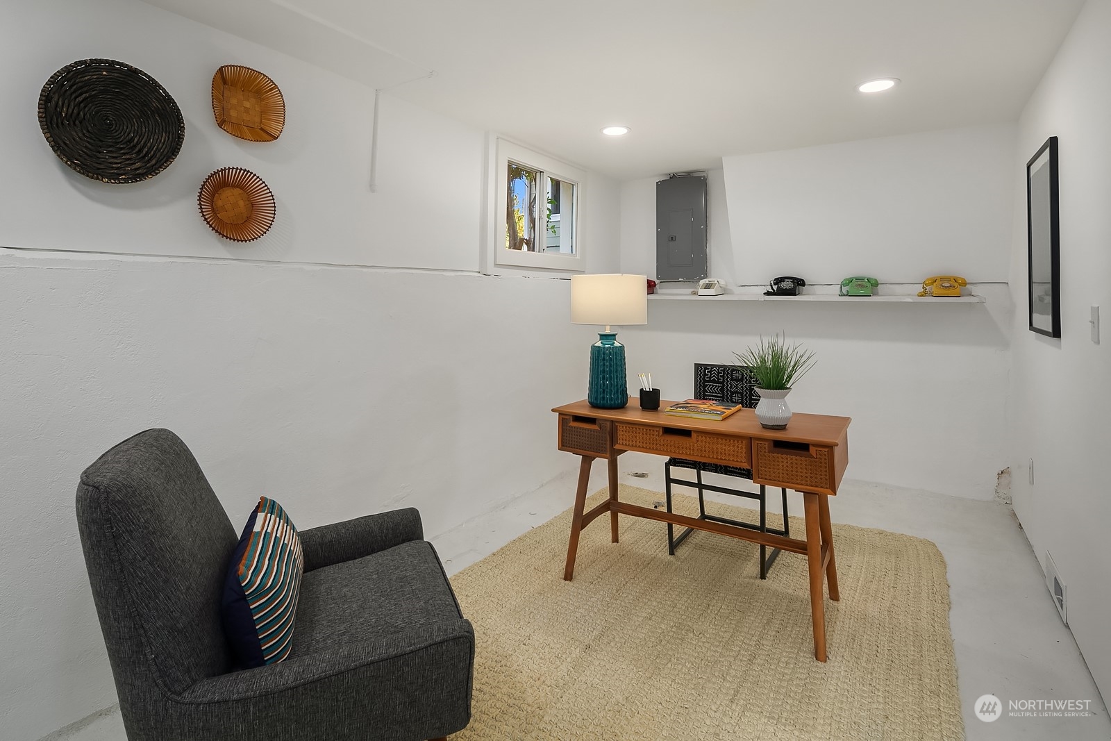 401 20th Avenue Seattle, WA 98122 - Photo 22 of 28 a workspace with furniture and wall clock
