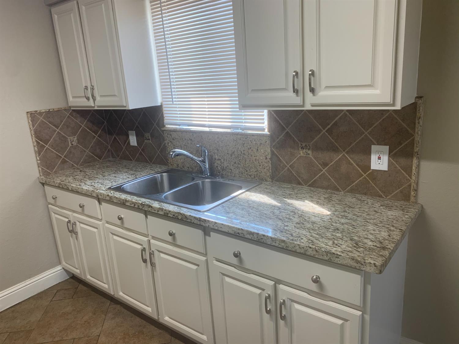 1585 East Washington Avenue Reedley, CA 93654 - Photo 3 of 16 Gallery Image 3
