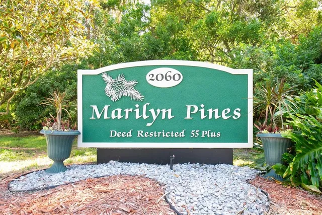 a sign that is sitting on a brick wall