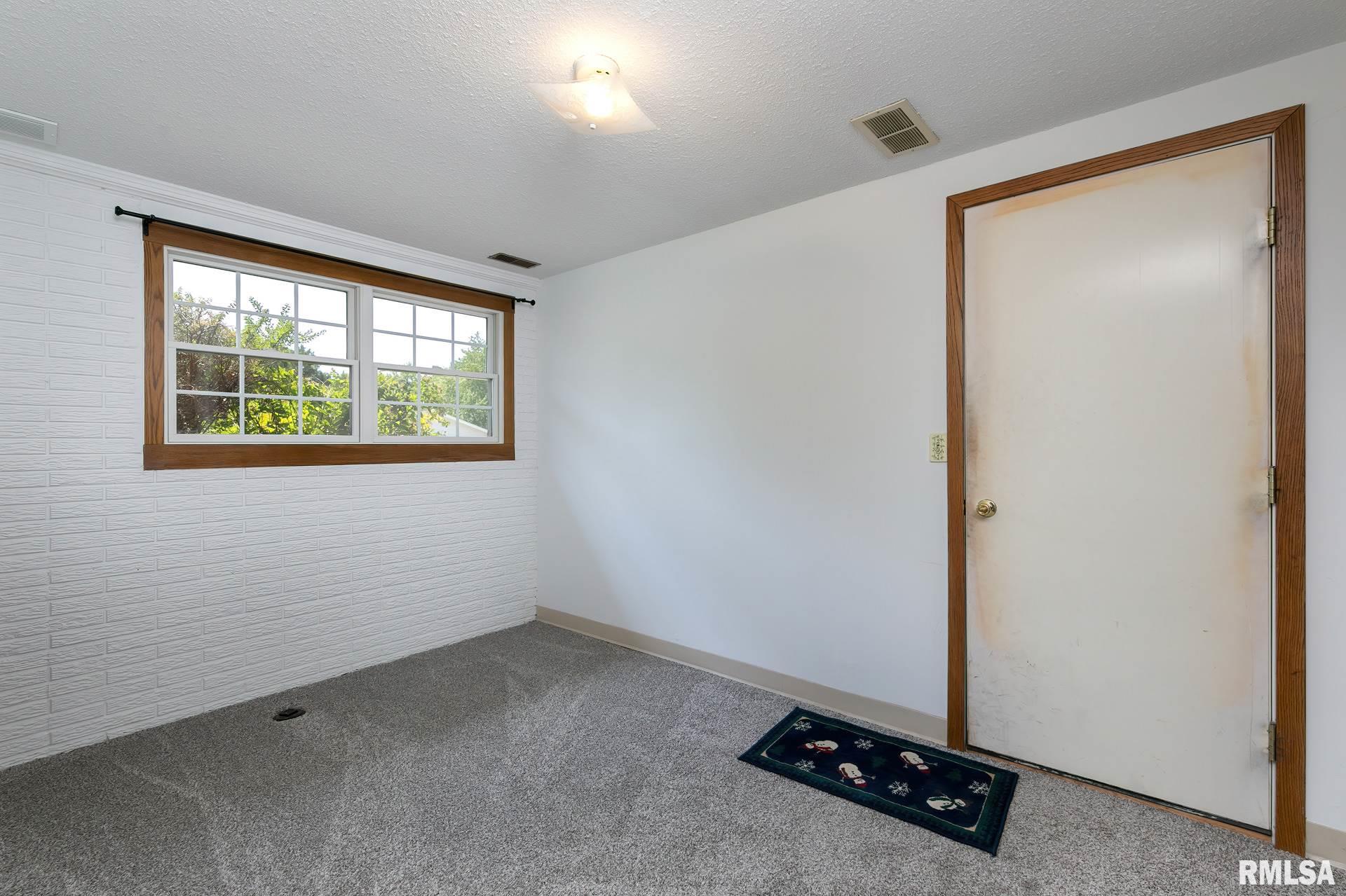 2216 Maplecrest Road Bettendorf, IA 52722 - Photo 16 of 24 Gallery Image 16