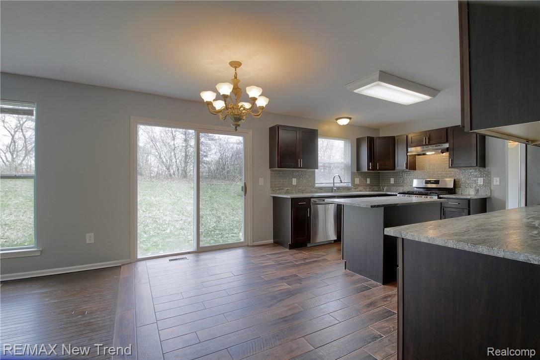 767 Woodfield Way Rochester, MI 48307 - Photo 15 of 29 15-Breakfast Nook.jpg