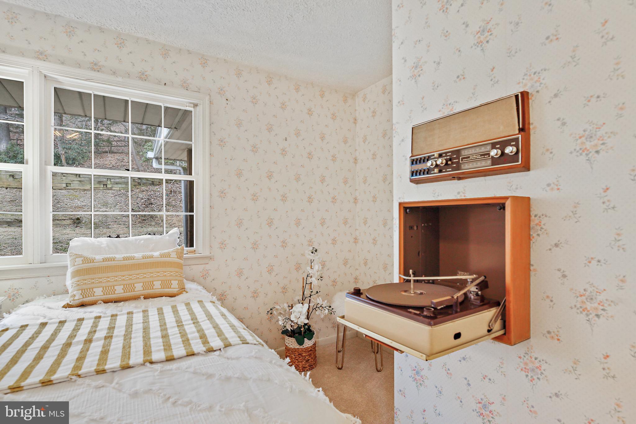 13414 Bladon Road Phoenix, MD 21131 - Photo 24 of 41 Retro Folding Record Player (As-Is)
