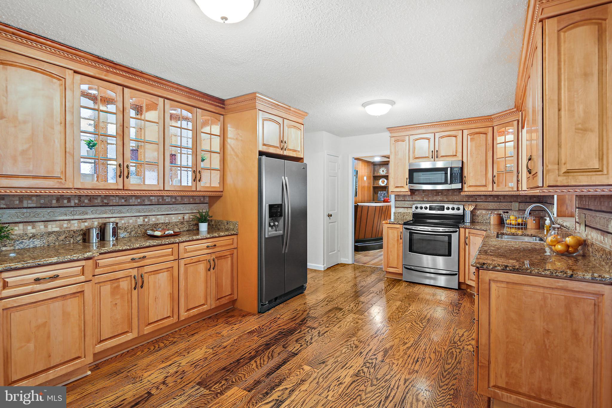 13414 Bladon Road Phoenix, MD 21131 - Photo 10 of 41 42 Inch Maple Cabinets With Crown & Glass Accent