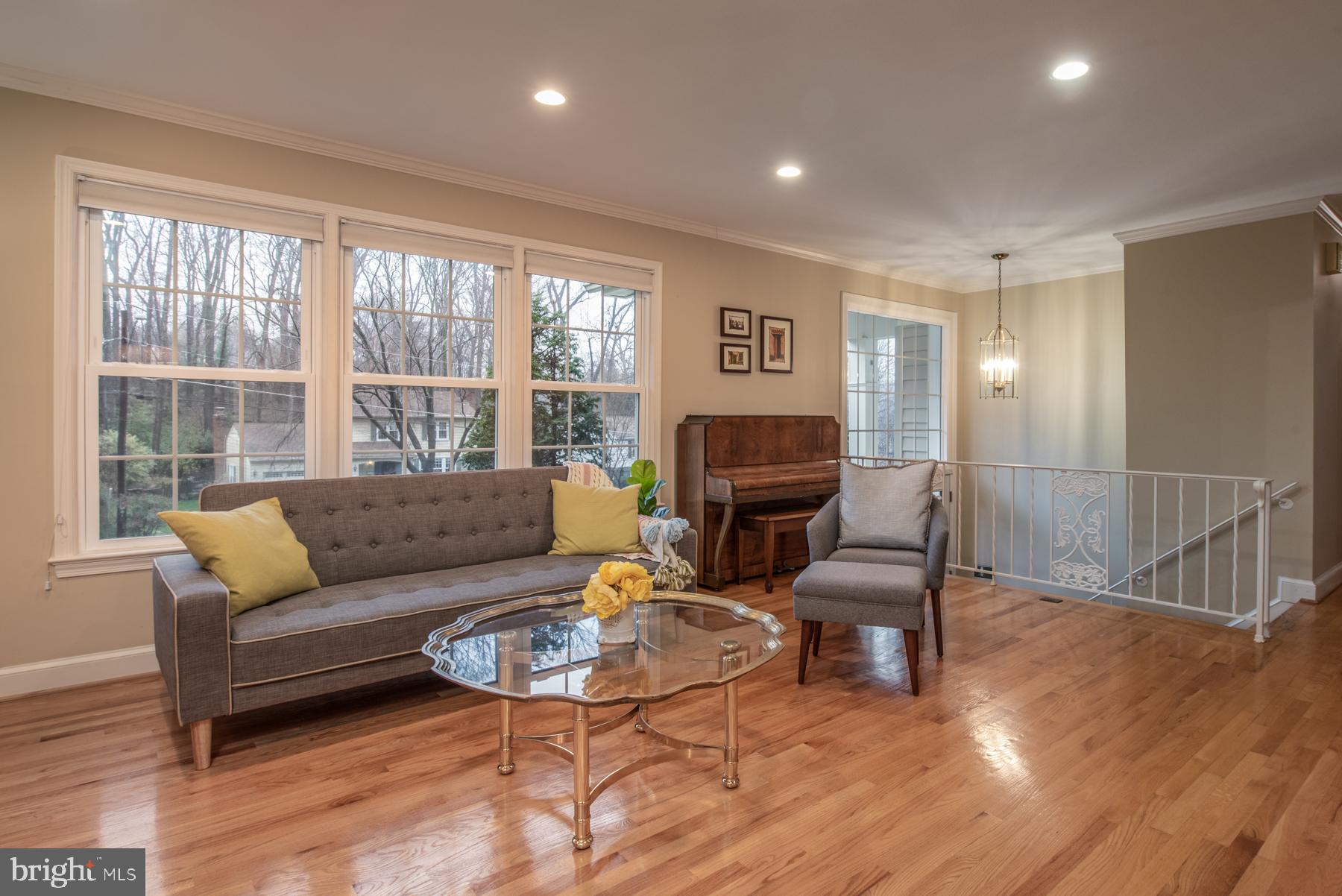 7119 Devonshire Road Alexandria, VA 22307 - Photo 7 of 37 Living room