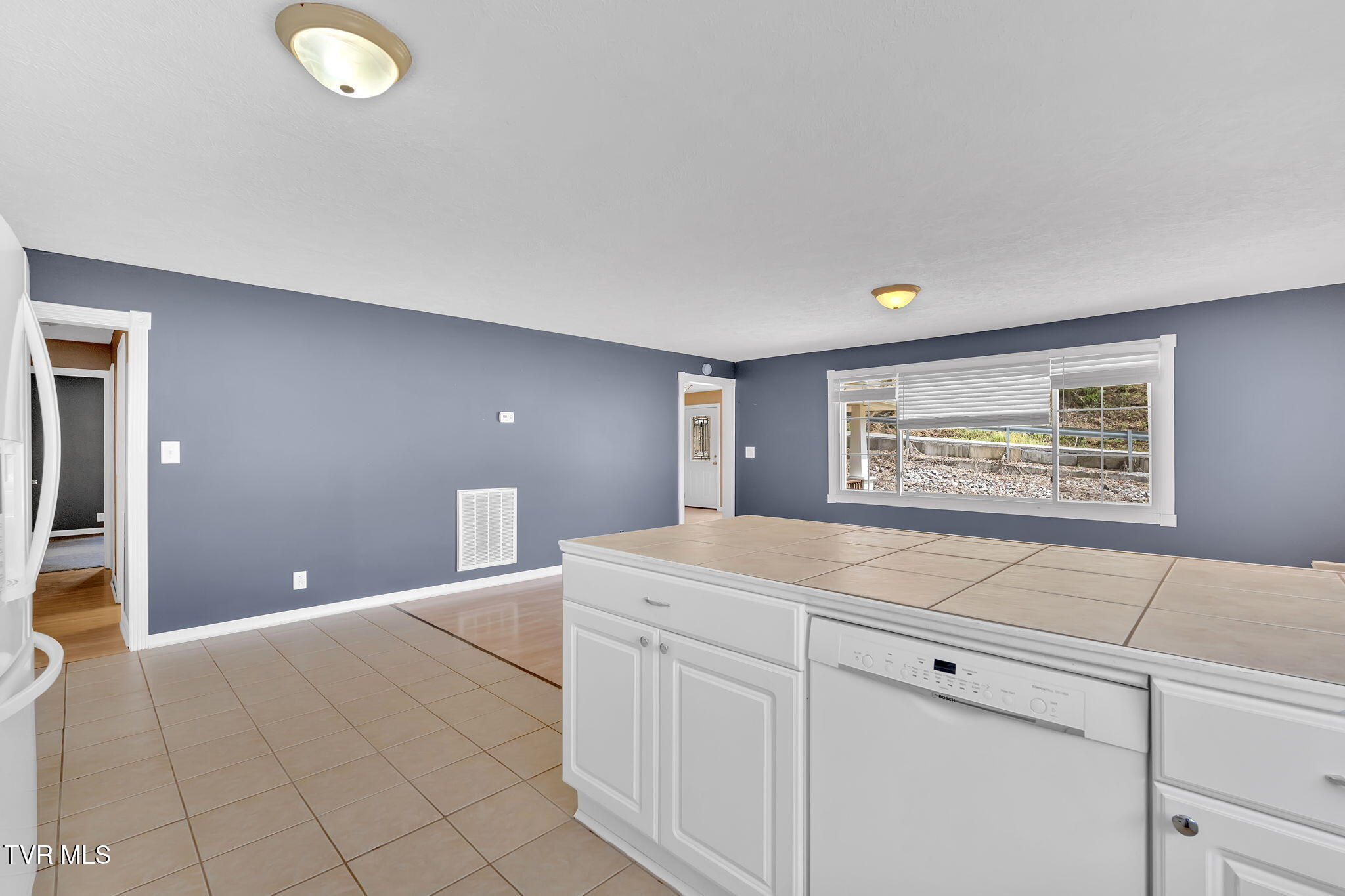 3108 Long Hollow Road Kingsport, TN 37660 - Photo 13 of 32 13-web-or-mls-JH 20250408-040