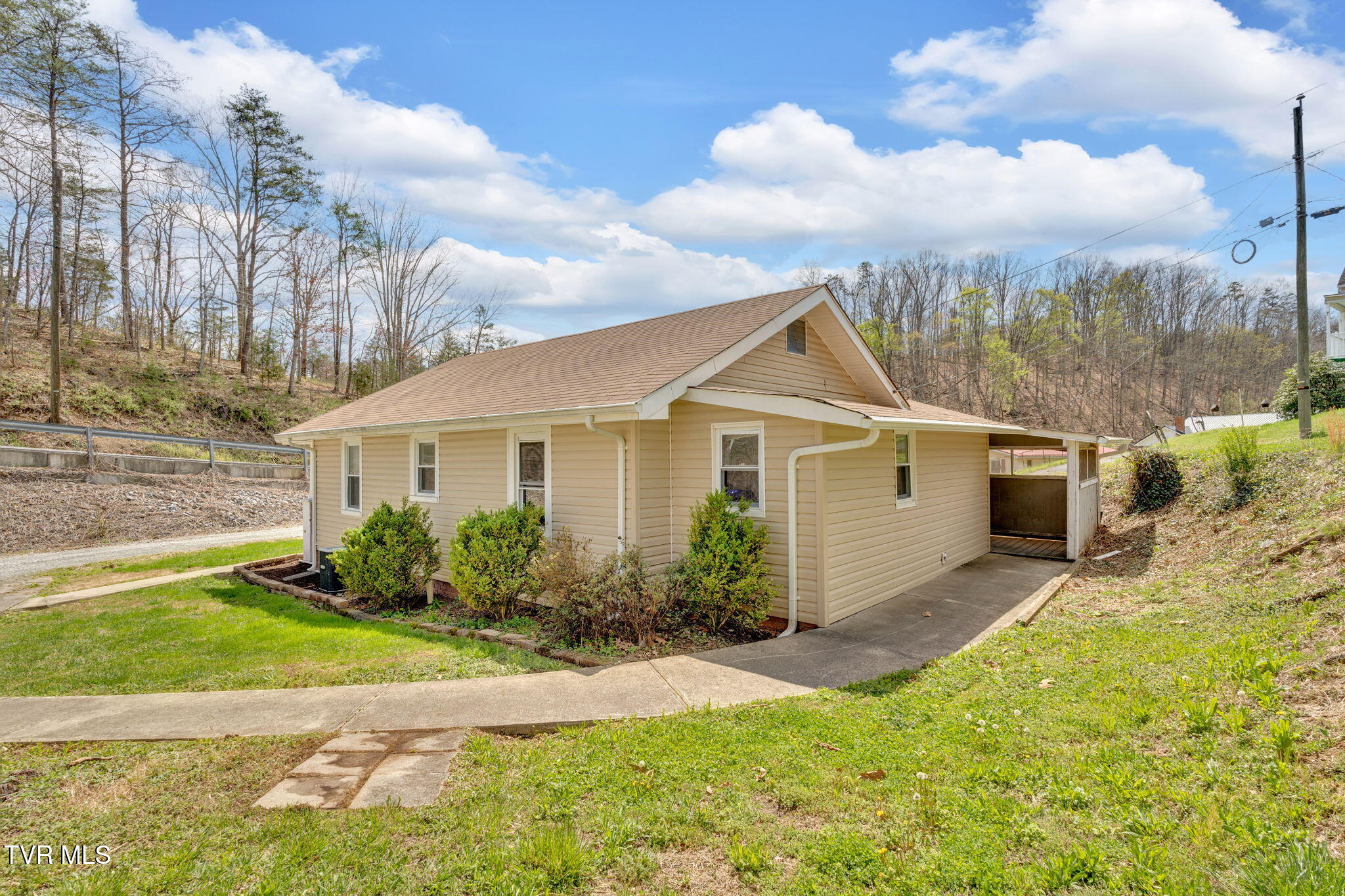 3108 Long Hollow Road Kingsport, TN 37660 - Photo 3 of 32 3-web-or-mls-JH 20250408-010