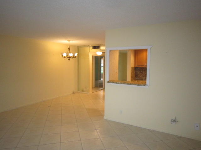 488 Mansfield M, Unit L Boca Raton, FL 33434 - Photo 3 of 11 Living/Dining room