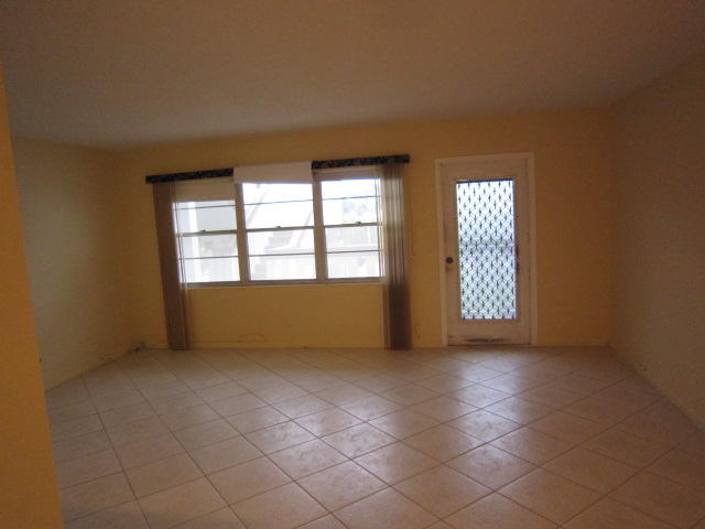 488 Mansfield M, Unit L Boca Raton, FL 33434 - Photo 4 of 11 Living room