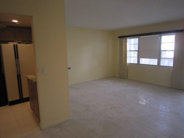 488 Mansfield M, Unit L Boca Raton, FL 33434 - Photo 7 of 11 Living room