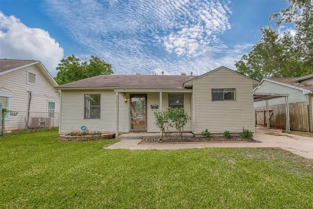 $1,250 | 2051 Santa Rosa Street, Houston, TX 77023