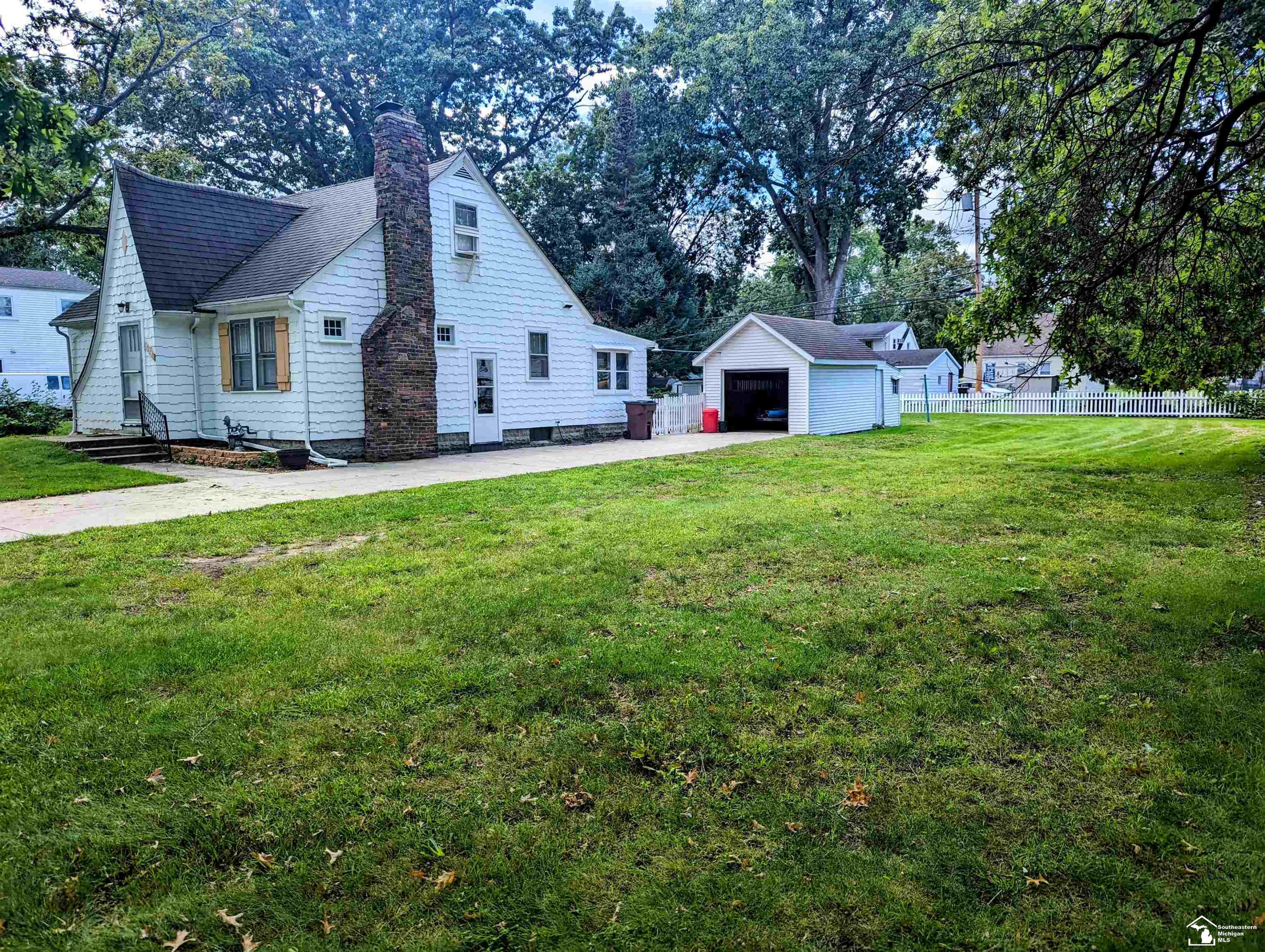 2129 Vivian Road Monroe, MI 48162 - Photo 2 of 25