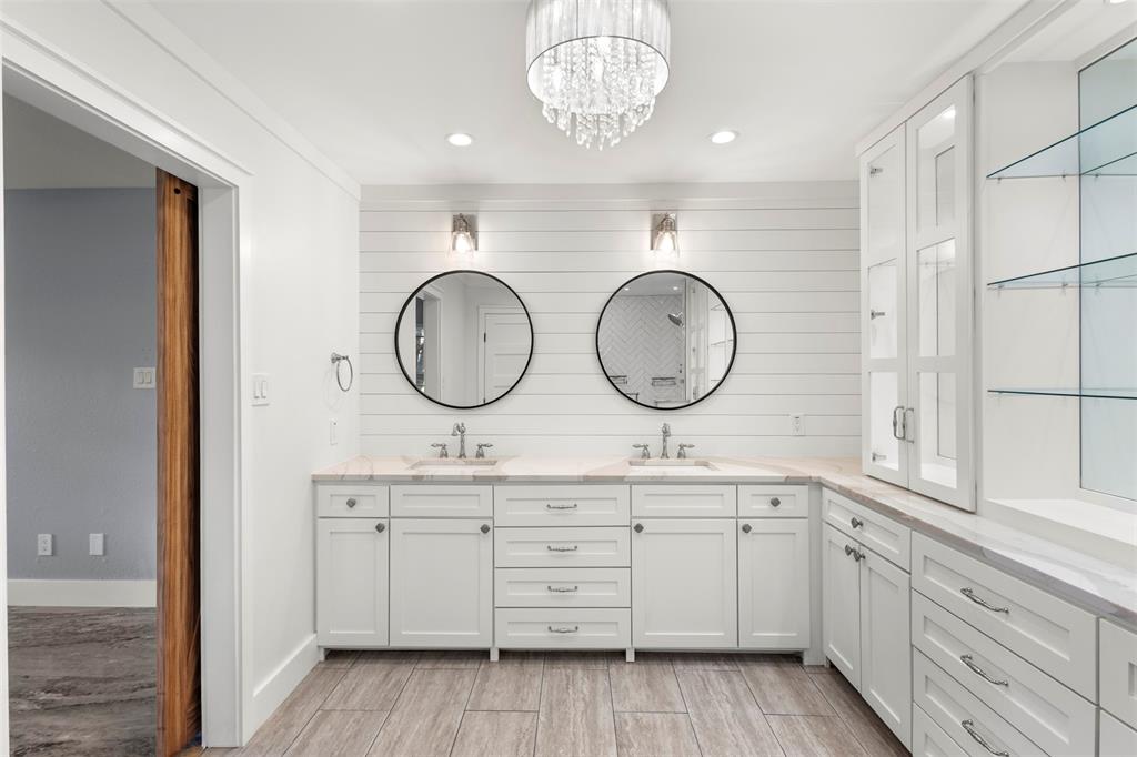 6754 Raymond Road Kaufman, TX 75142 - Photo 21 of 38 Dual vanities with undermount sinks and stone countertops