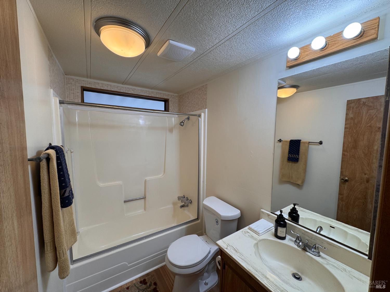 97 Glenoak Court Santa Rosa, CA 95409 - Photo 25 of 35 Hall bath