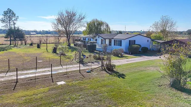 a view of a house with backyard