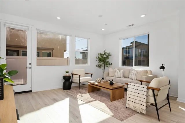 $875,000 | 1654 Plaza Del Amo, Torrance, CA 90501