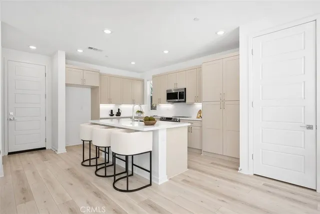 $875,000 | 1654 Plaza Del Amo, Torrance, CA 90501