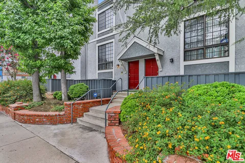 $4,500 | 18100 Burbank Boulevard, Unit 19, Tarzana, CA 91356