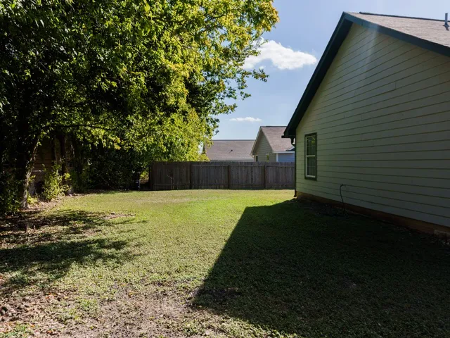 a view of a backyard