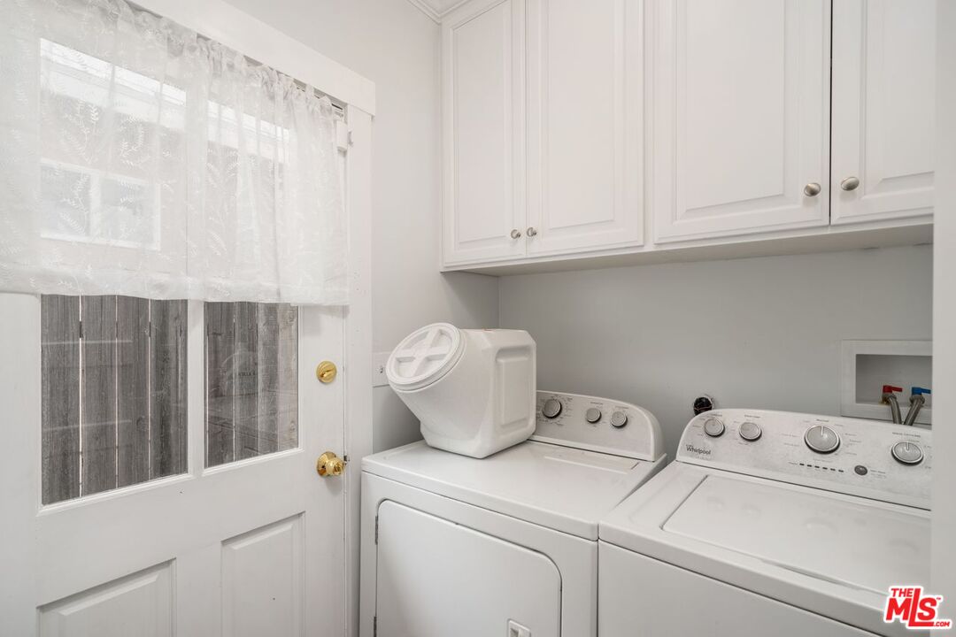 1266 Wesley Avenue Pasadena, CA 91104 - Photo 13 of 25 a utility room with dryer and washer