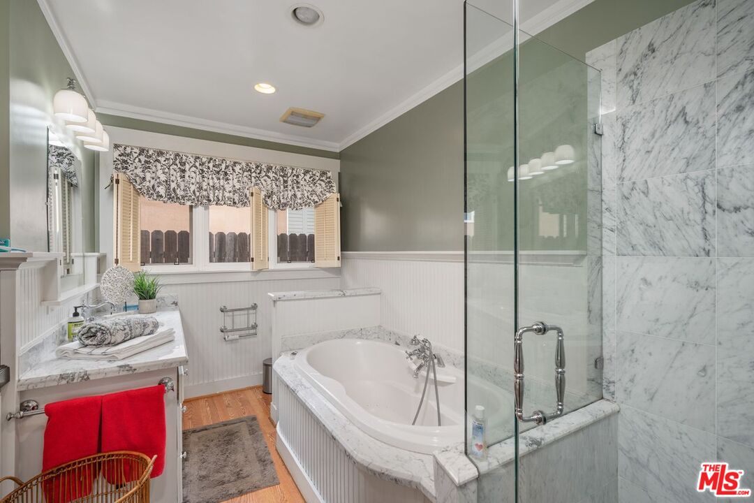 1266 Wesley Avenue Pasadena, CA 91104 - Photo 20 of 25 a bathroom with a tub a sink and mirror