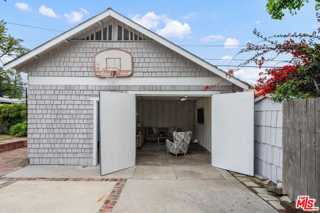 1266 Wesley Avenue Pasadena, CA 91104 - Photo 23 of 25 a front view of a house