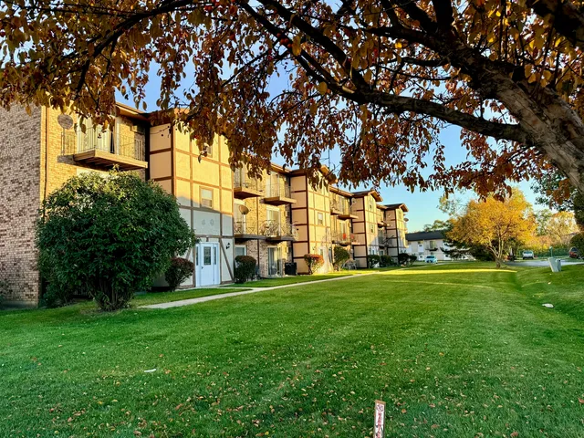 $180,000 | 3823 West 123rd Street, Unit 302, Alsip, IL 60803