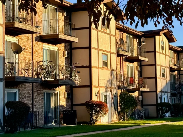 $180,000 | 3823 West 123rd Street, Unit 302, Alsip, IL 60803