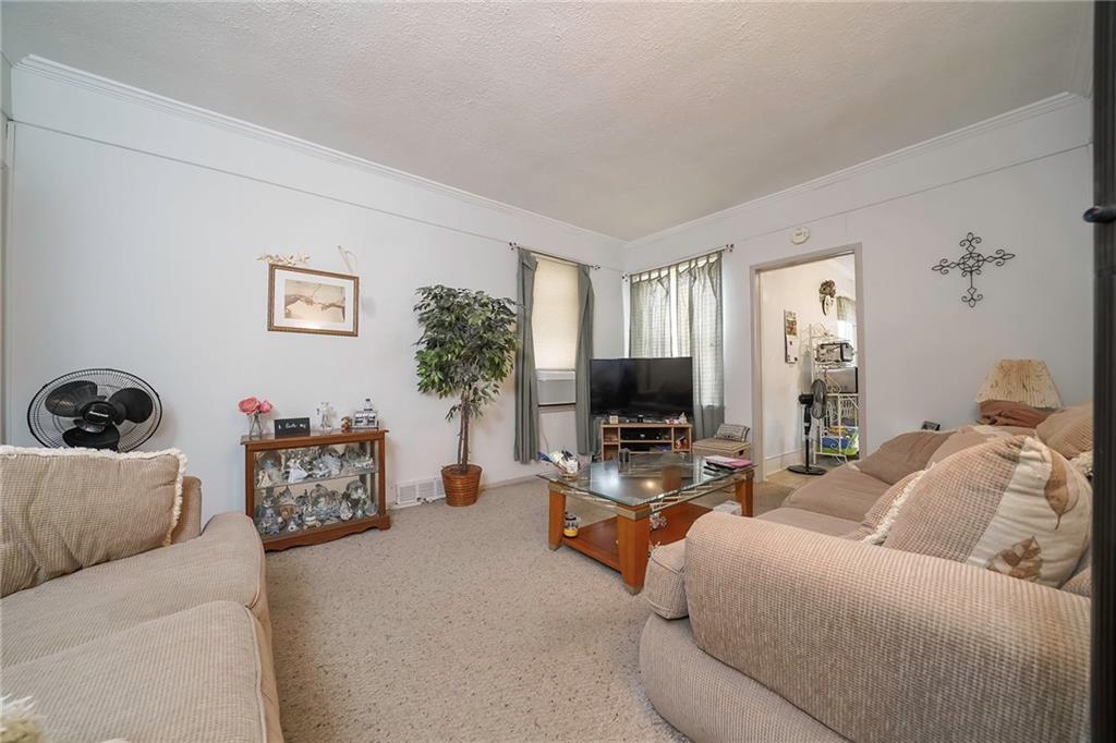 911 Russellwood Avenue McKees Rocks, PA 15136 - Photo 5 of 25 2nd floor apartment family room