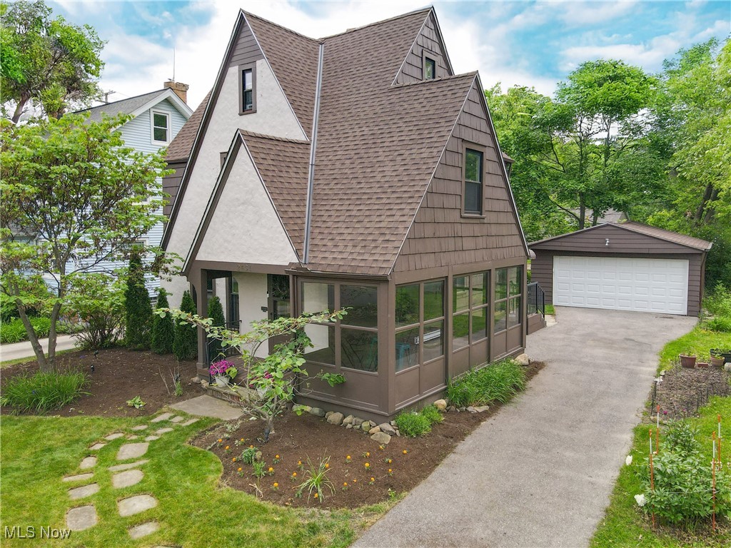 2431 Queenston Road Cleveland, OH 44118 - Photo 3 of 31