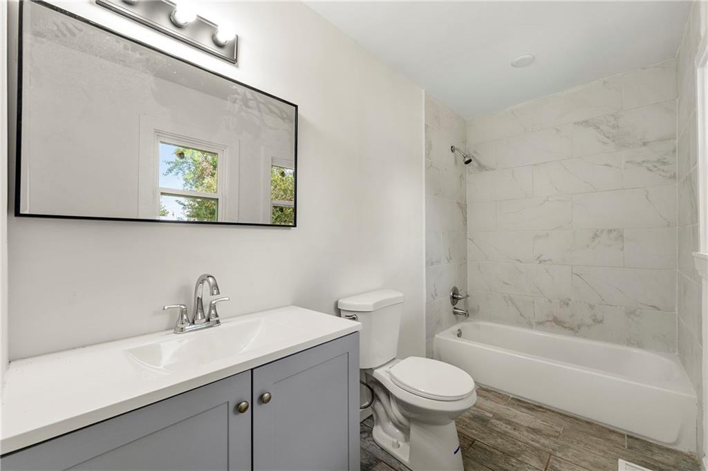 3981 Rutgers Drive Southwest Atlanta, GA 30331 - Photo 9 of 13 a bathroom with a sink toilet and bathtub