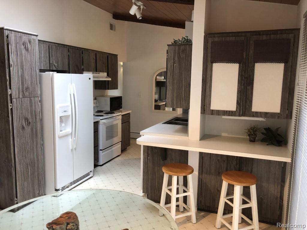 1474 North Van Road Holly, MI 48442 - Photo 5 of 16 5 - Kitchen - Bar Area.jpg