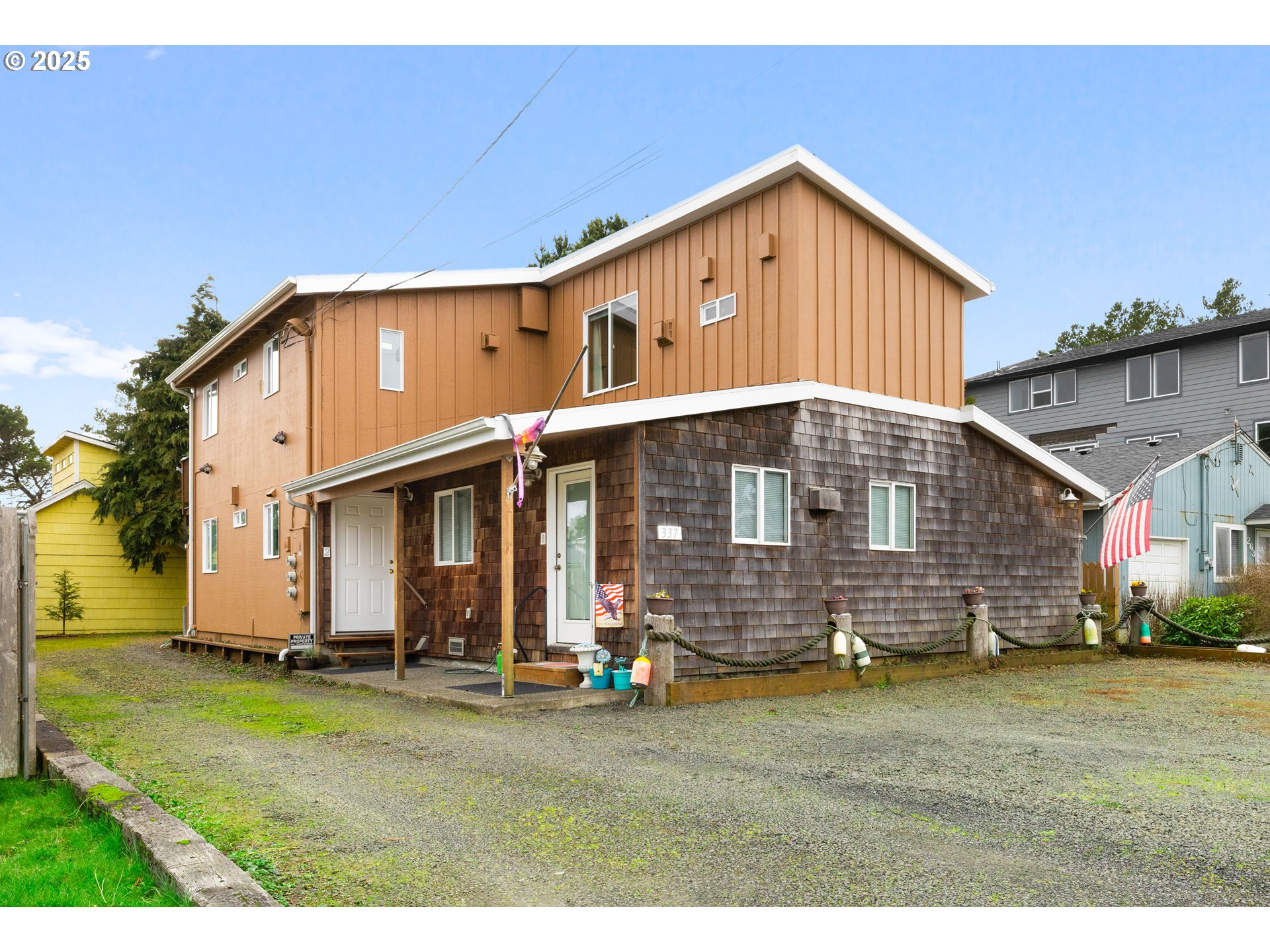 337 16th Avenue Seaside, OR 97138 - Photo 1 of 38 a front view of a house with a yard