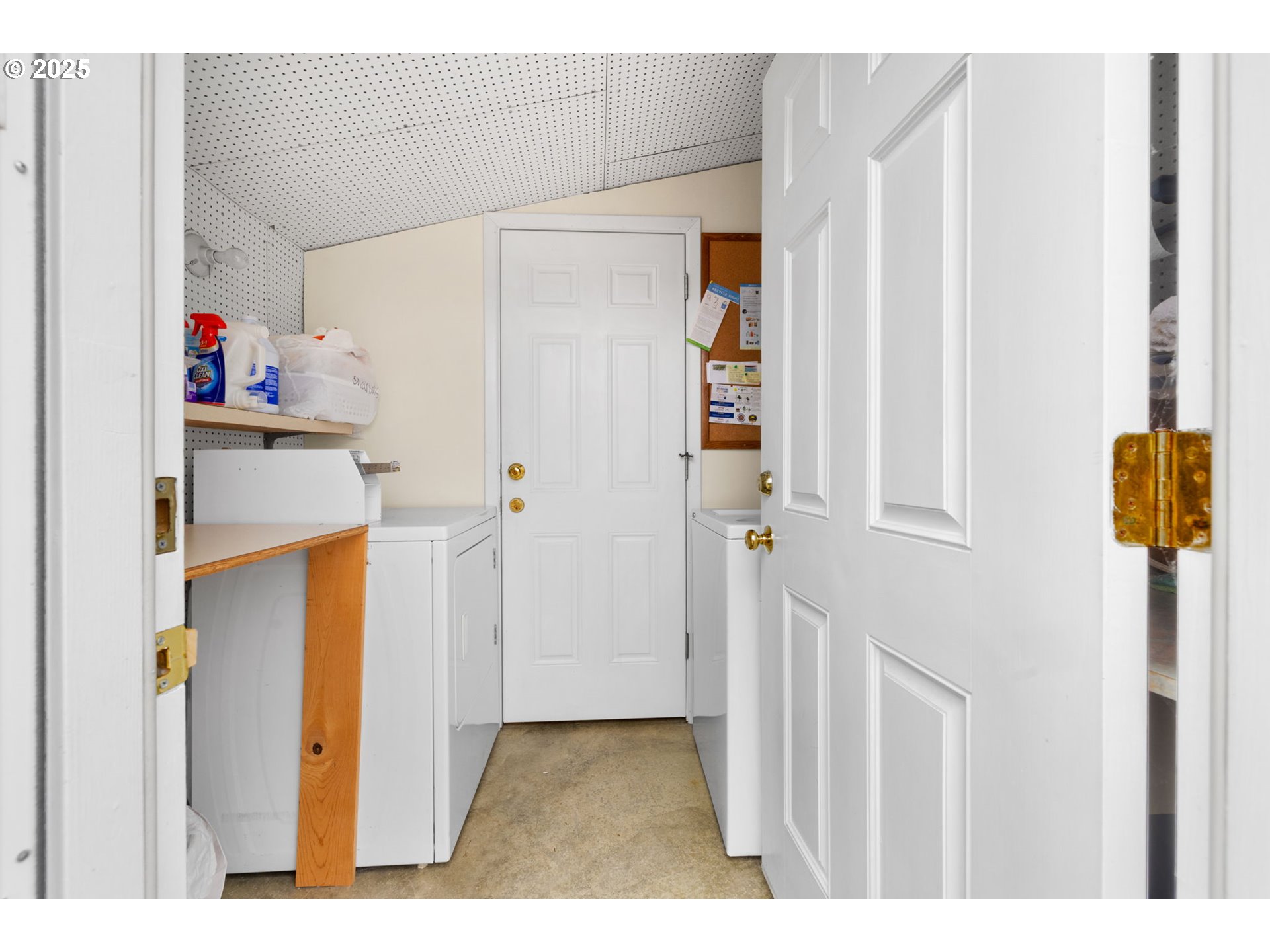 337 16th Avenue Seaside, OR 97138 - Photo 21 of 38 a view of hallway with wooden floor