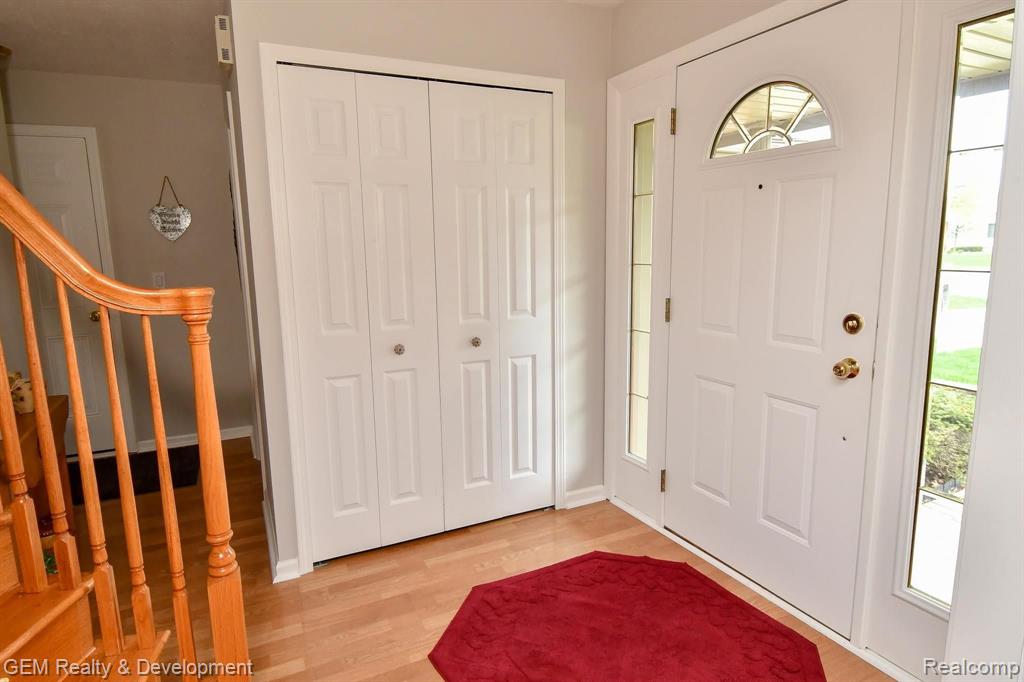 18725 Gill Road Livonia, MI 48152 - Photo 3 of 36