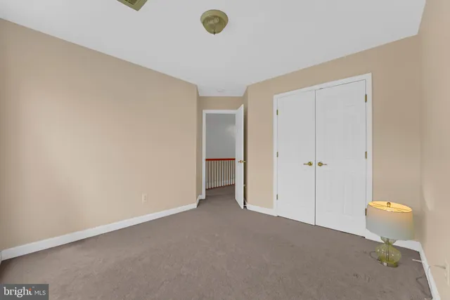 a picture of a wall with a bench in it