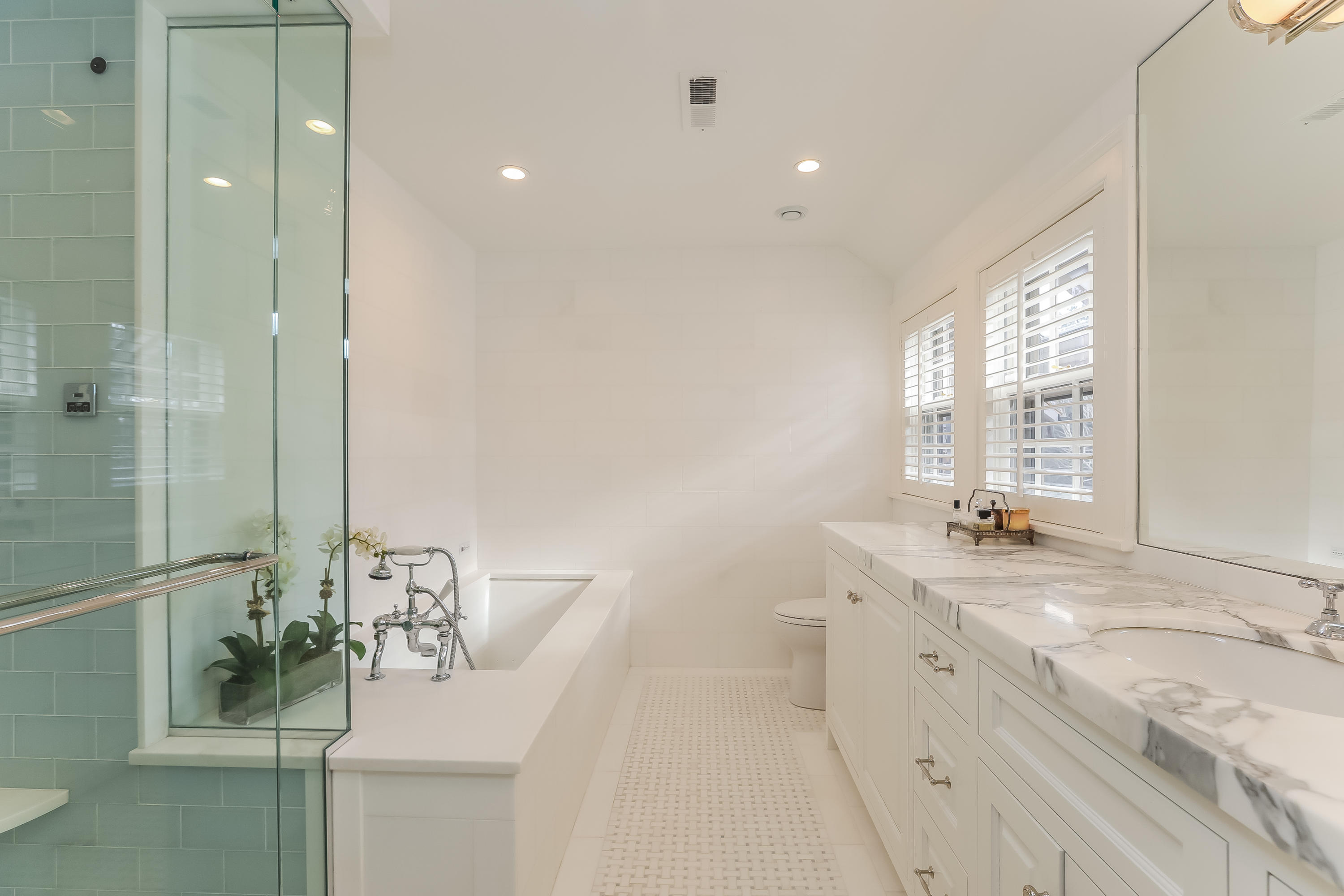 30 Old Farm Road Darien, CT 06820 - Photo 20 of 42 a bathroom with a sink double vanity mirror and a bathtub