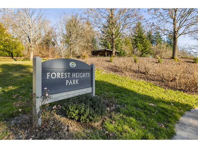 a sign that is sitting on a brick wall