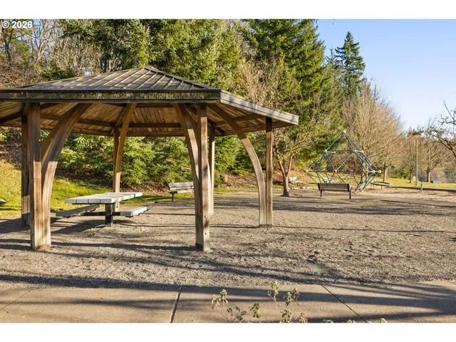 a view of a backyard