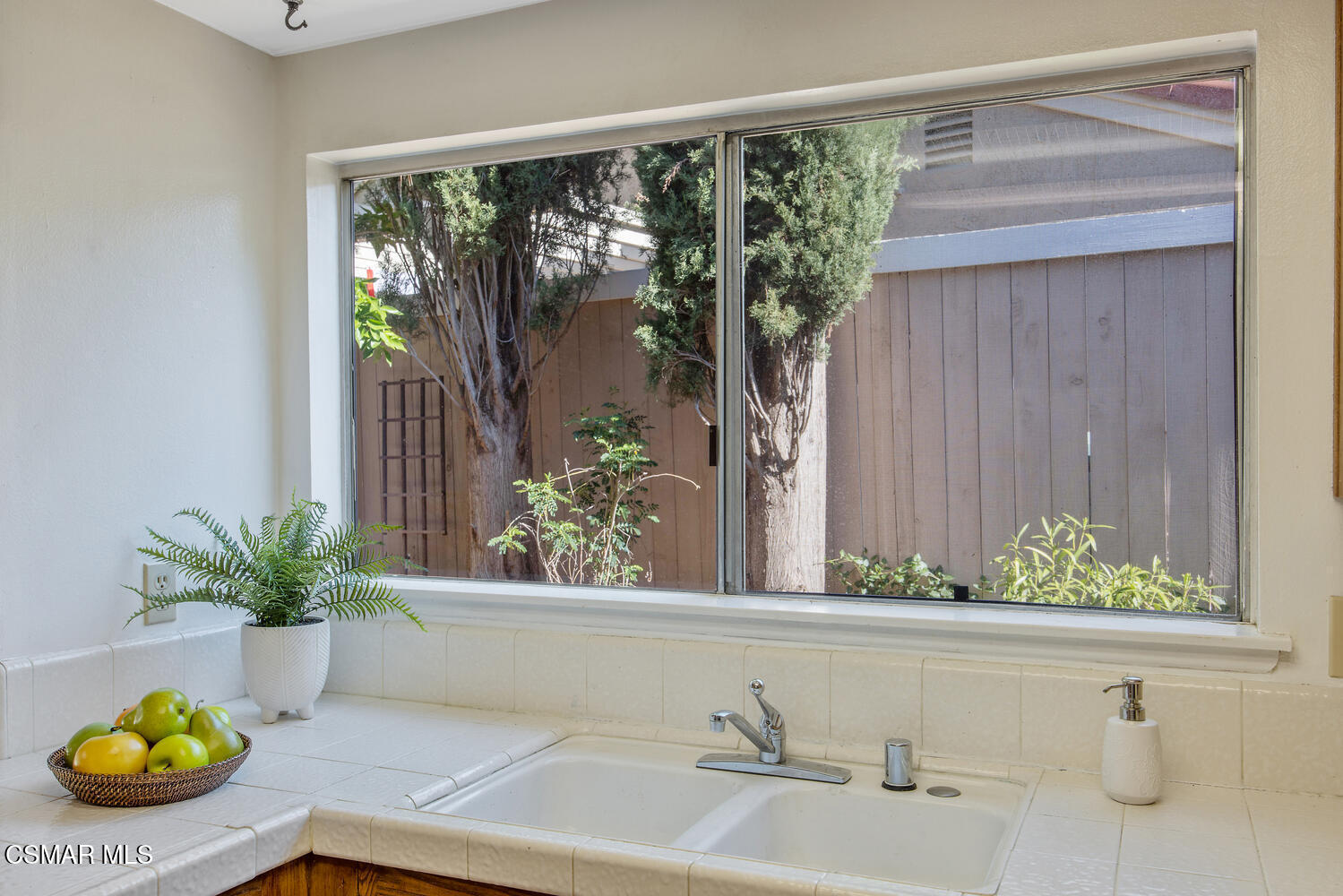 175 Conifer Circle Oak Park, CA 91377 - Photo 9 of 20 a bathroom with a tub and sink