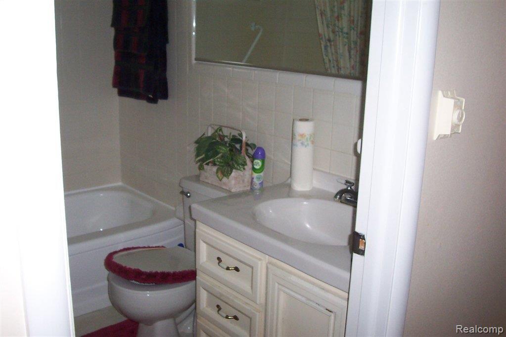 3626 Mark Road Waterford, MI 48328 - Photo 9 of 12 BATHROOM