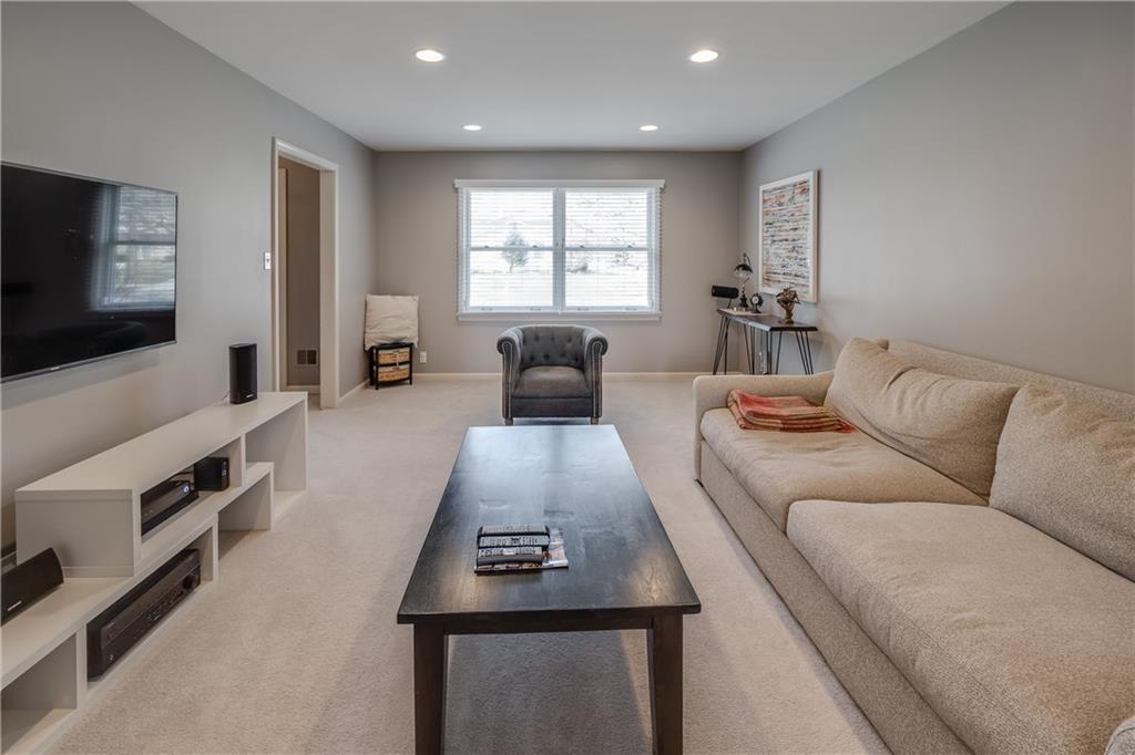 8919 Rexford Road Indianapolis, IN 46260 - Photo 9 of 34 Gallery Image 9