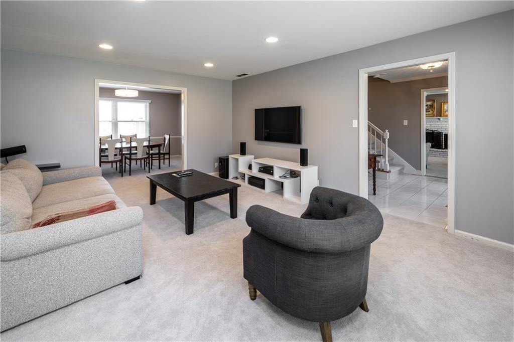 8919 Rexford Road Indianapolis, IN 46260 - Photo 10 of 34 Gallery Image 10