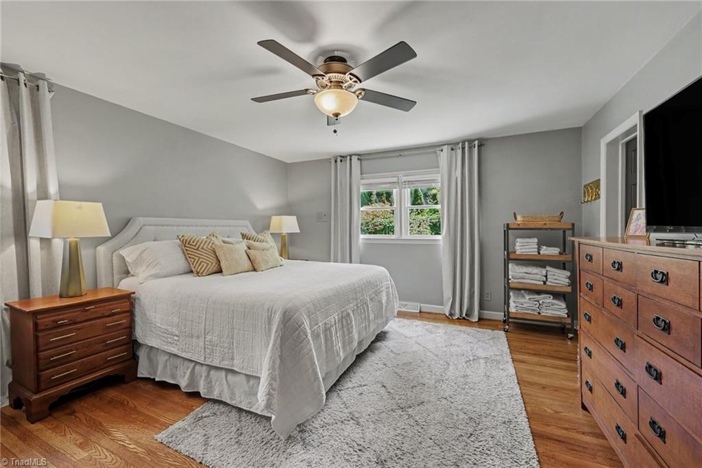 950 Croyden Street High Point, NC 27262 - Photo 27 of 47 PRIMARY BEDROOM