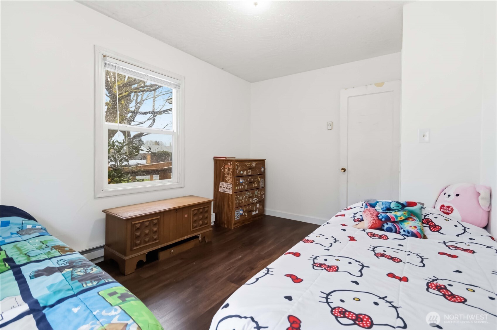463 26th Avenue Longview, WA 98632 - Photo 13 of 28 a bedroom with a bed and a dresser in it