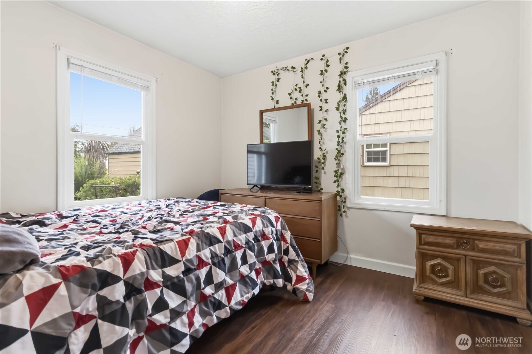 463 26th Avenue Longview, WA 98632 - Photo 14 of 28 a bedroom with a bed and a television