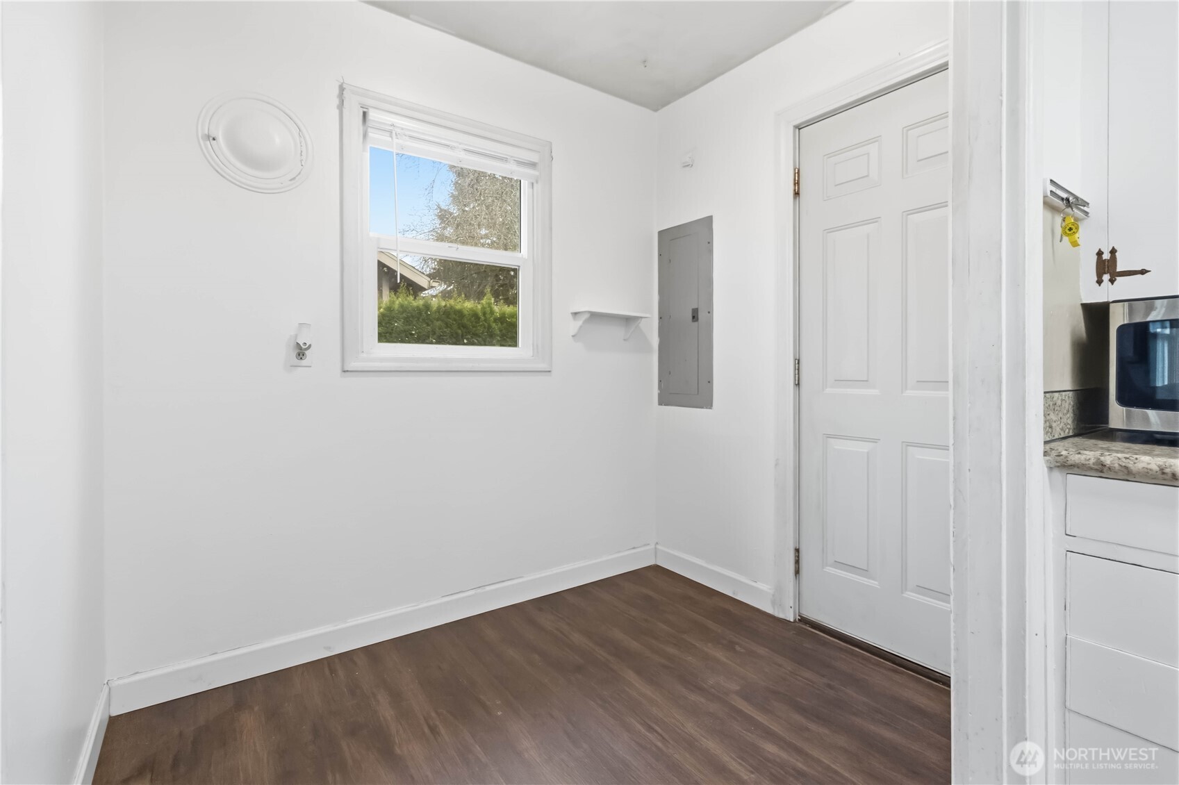 463 26th Avenue Longview, WA 98632 - Photo 3 of 28 wooden floor in an empty room