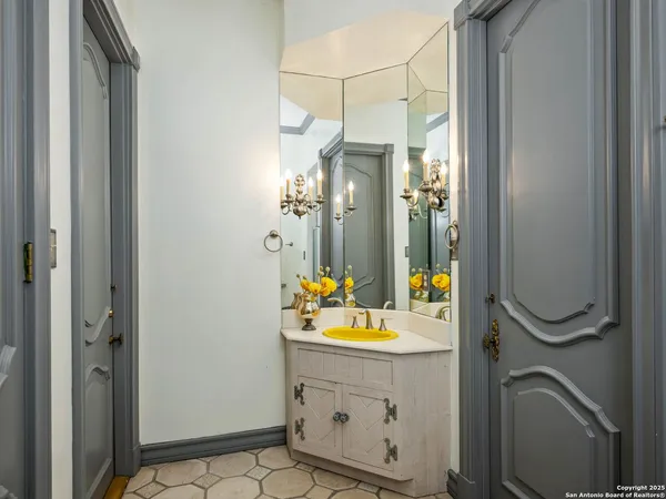 $2,995,000 | 7 Lazy Hollow Street, San Antonio, TX 78230