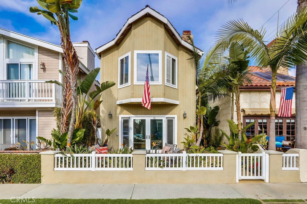 225 20th Street Huntington Beach, CA 92648 - Photo 47 of 47 a front view of a house