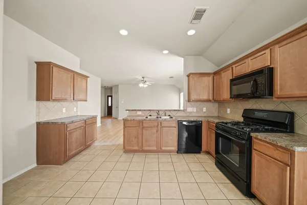 $1,950 | 2134 Vermillion Oak Street, Fresno, TX 77545